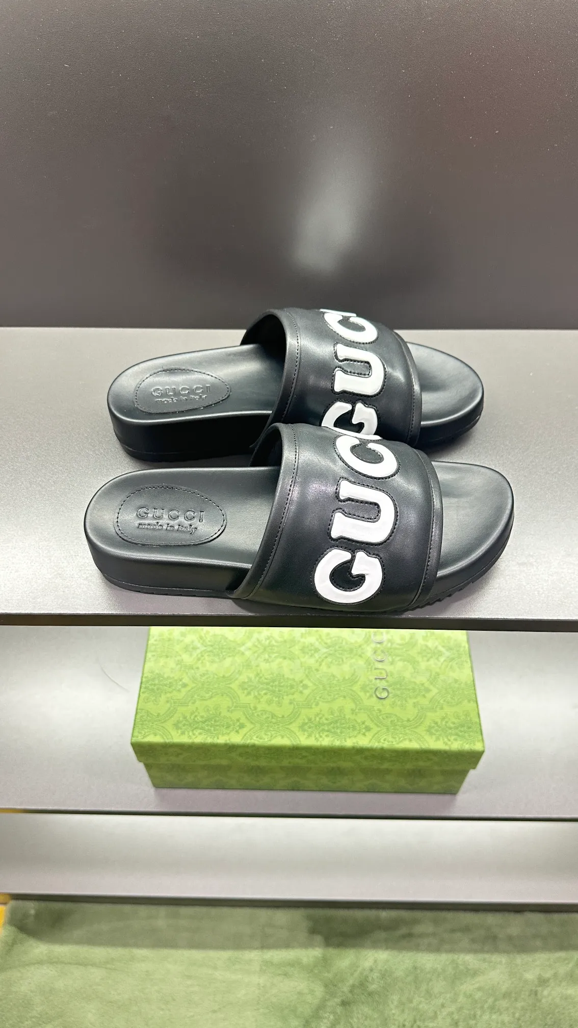 [G Family Couple Style] P: 320💰Female size 36~40 Men's size 39~45, (46. Custom-made GG slippers for men and women. This slipper is made of GG polyester fiber and is decorated with a Gucci label on the front, which adds a striking logo feel to the style. Beige GG recycled polyester fiber, same size for men and women, leather trim